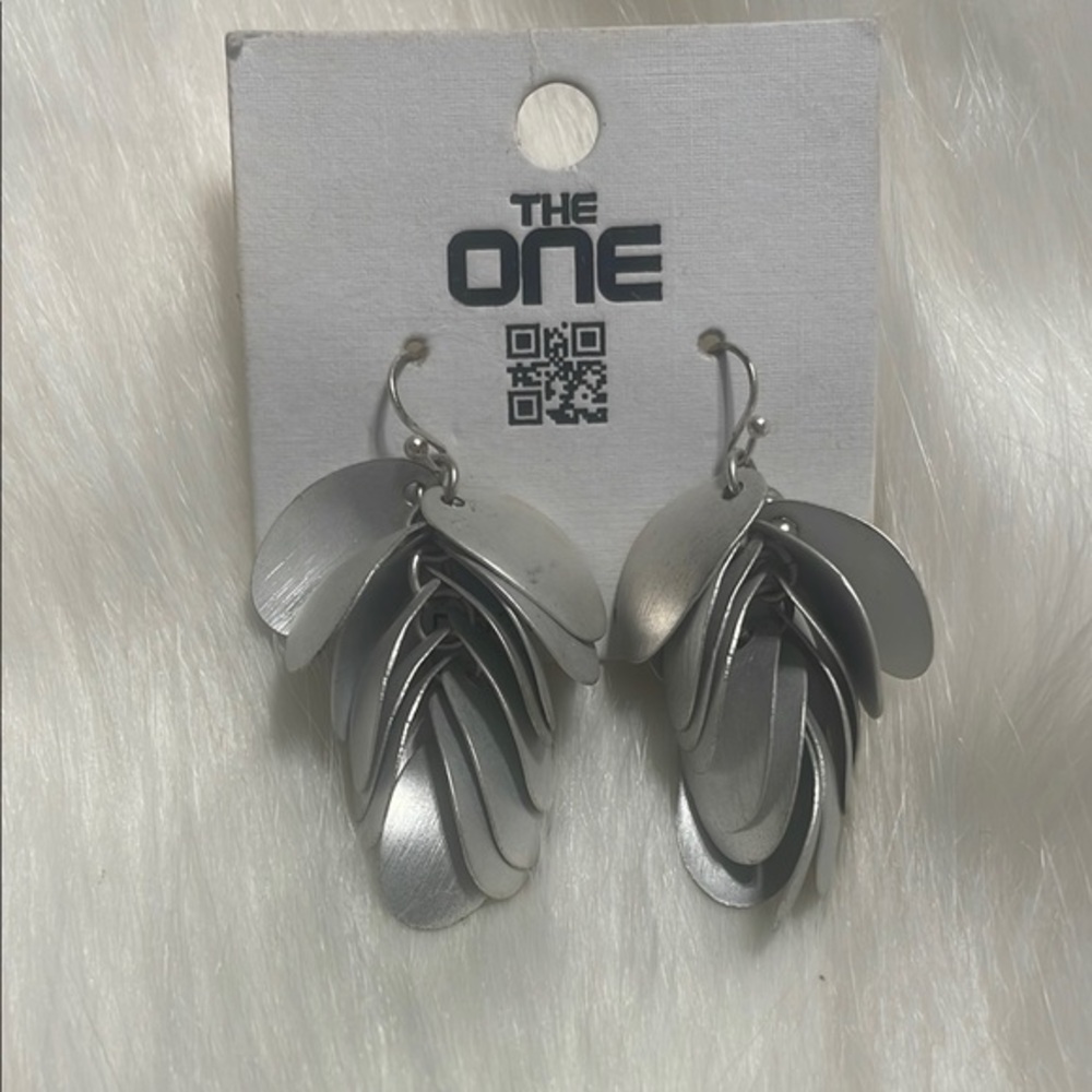 Chic Silver Leaf Earrings